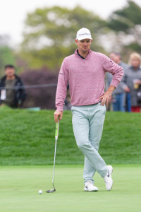 Justin Rose posing with putter